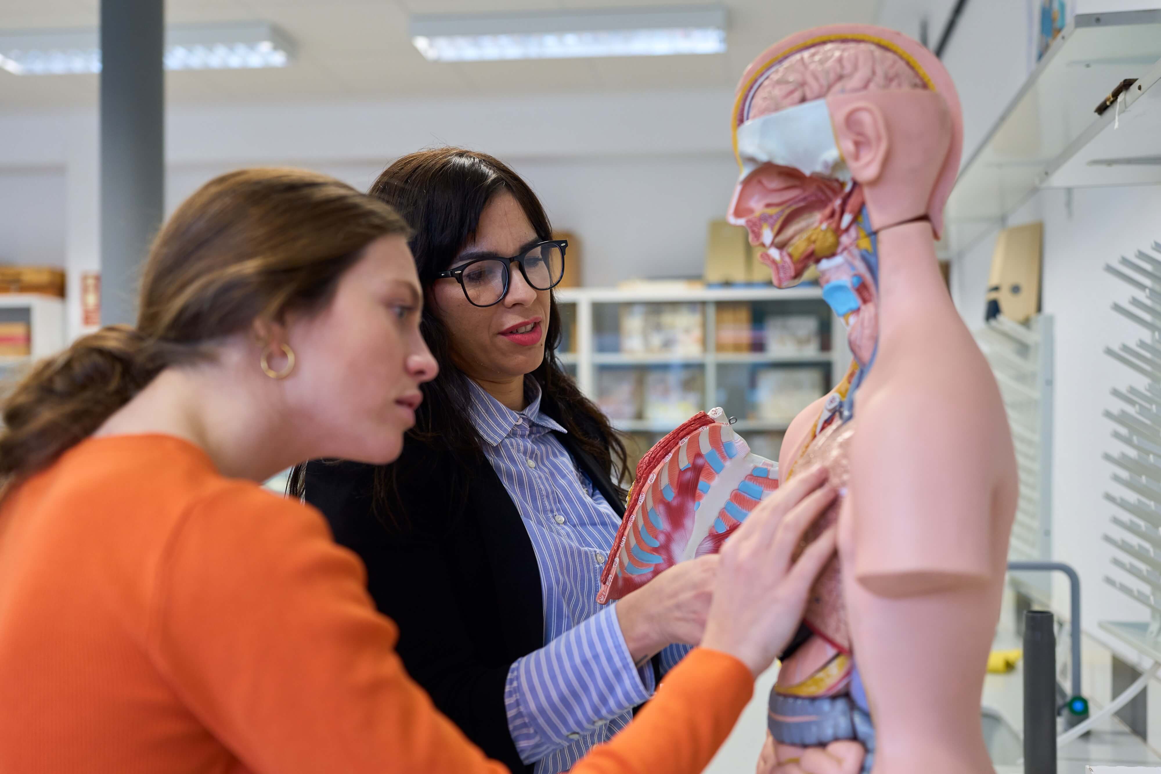 Чем занимается репетитор по биологии и сколько он получает