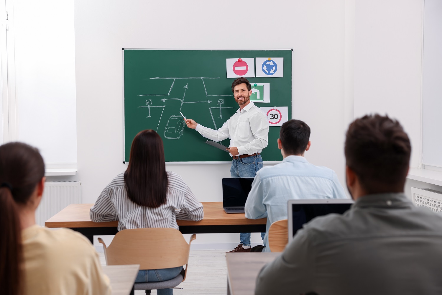 Профессия преподавателя ПДД и теории в автошколе – обязанности, зарплата